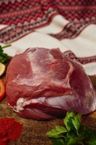 Шинка молодої яловичини Шинка молодої яловичини фото