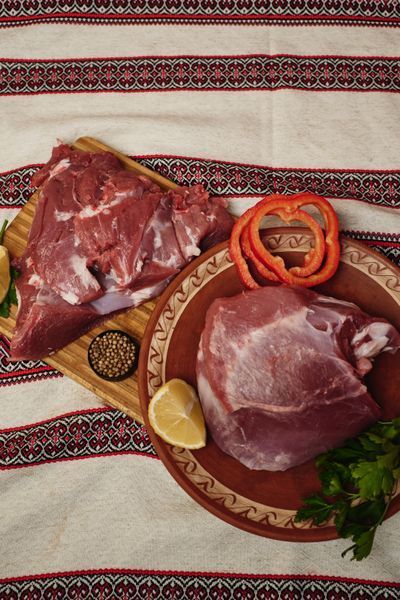 Шинка молодої яловичини Шинка молодої яловичини фото
