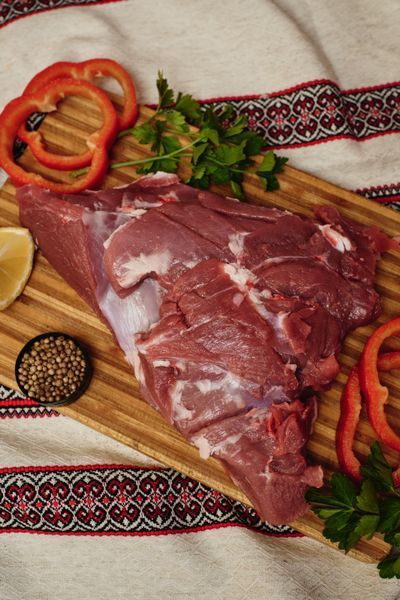 Шинка молодої яловичини Шинка молодої яловичини фото